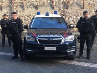 Ubriachi alla guida e imbottiti di droga, Carabinieri di Assisi trovano di tutto